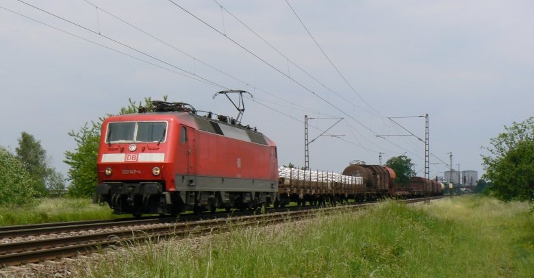 120 147 fuhr mit FIR 51333 bei Wiesental nach Kornwestheim. Zu diesem Zeitpunkt war sie vom  Kopfmachen  in Karlsruhe noch nicht betroffen (Baurabrbeiten). Das Bild entstand am 21.5.2008
