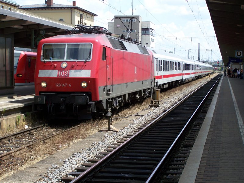 120 147 steht am 10.06.2007 mit IC 1988 nach Hamburg-Altona abfahrtbereit in Augsburg Hbf.