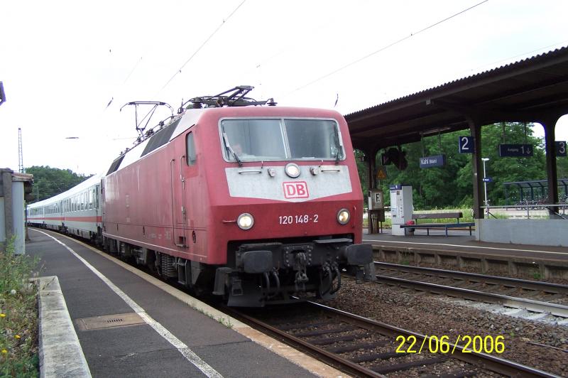 120 148-2 befrderte am 22.06.2006 einen Leerreisezug und mute wegen einer berholung in Kahl (Main) am Hausbahnsteig helten. Dieser Zug fuhr vorher als FIFA-WM-Zug 2672 von Nrnberg nach Frankfurt (Main).