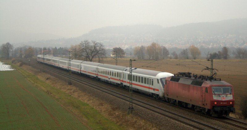 120 148  erstahlt  schon seit 1988 in Orientrot. Wenn nichts dazwischen kommmt, darf sie noch bis 2012 in Orientrot umher fahren.

Am 14.02.08 durchfuhr sie mit einer komischen Garnitur Gro�sachsen-Heddesheim Richtung Weinheim.
Die Garnitur ist komisch da:

Steuerwagen-8 Wagen-Steuerwagen-Lok