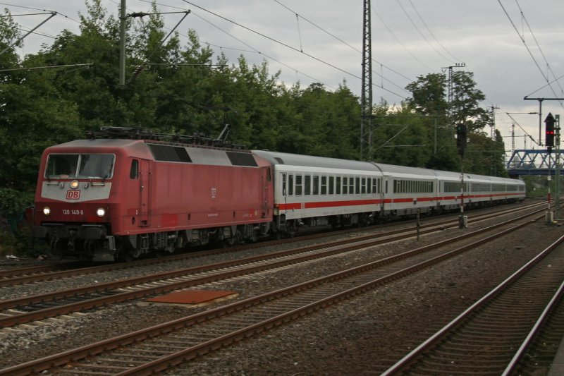 120 149 fhrt am 30.8.09 durch Duisburg-Groenbaum