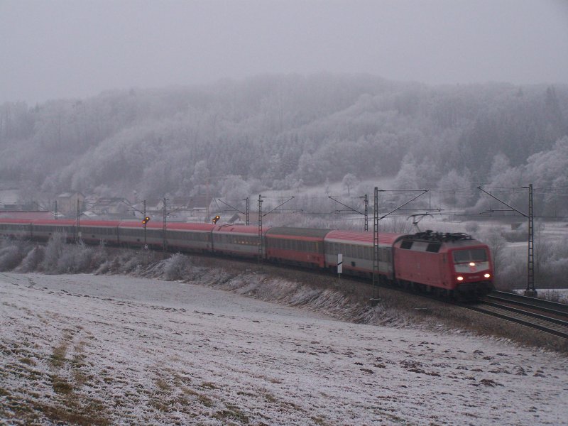 120 149 fuhr am 27.Dezember 2007 mit dem EC 114. Der EC 114 kam aus Klagenfurt und fuhr weiter nach Dortmund Hbf. Hier bei Urspring aufgenommen.