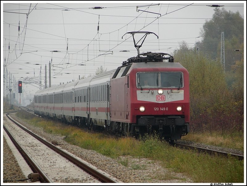 120 149 mit einem InterCity aus dem Ostseebad Binz auf dem Weg nach Rostock. Aufgenommen am 27.10.07 in Bentwisch