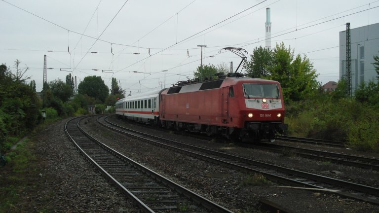 120 149 mit einer Leerreisegarnitur auf der Stuttgarter G�terumgehungsbahn in Stuttgart M�nster (August 2007).
