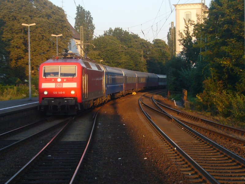120 149 zieht am 04.08.2007 den EN 349  Jan Kiepura  von Frankfurt nach Warschau mit Kurswagen nach Moskau in den Bonner Hbf.