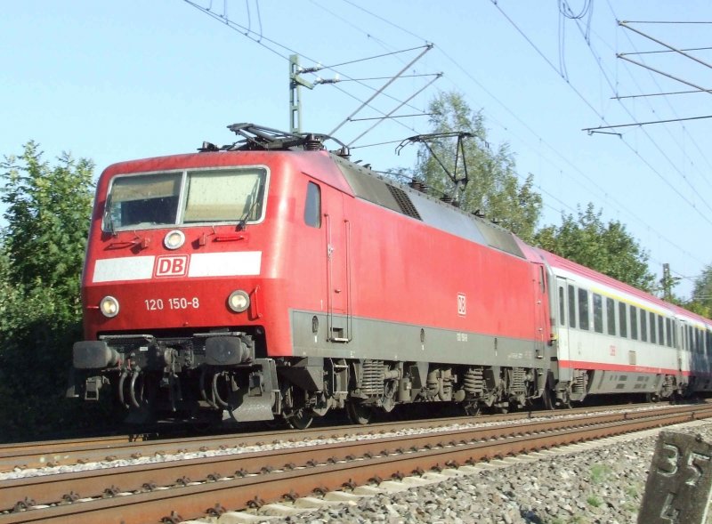 120 150-8 ist kurz hinter Uhingen (Fils) mit einem BB EC in Richtung Stuttgart unterwegs (16.09.2007)