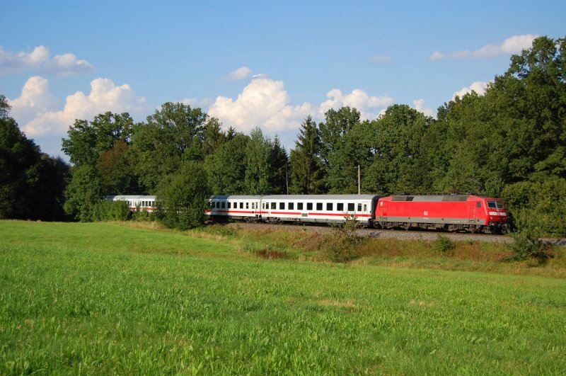 120 150-8 schob am 25.08.07 den IC 2161 von Karlsruhe HBF nach N�rnberg HBF, hier bei Schwabsberg fotografiert.