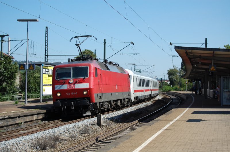 120 150-8 zieht am 26.07.07 einen InterCity mit Fahrtrichtung Stuttgart HBF durch den Bahnhof Stuttgart-Untertrkheim.