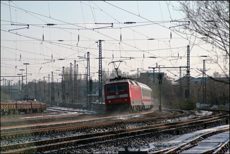 120 150 schiebt bei Bochum-Ehrenfeld den InterCity 2357, von D�sseldorf Hbf nach Berlin-Gesundbrunnen, bis Hamm (Westf). Anschlie�end zieht die Lok den Zug �ber Paderborn nach Berlin. (23.03.2008)