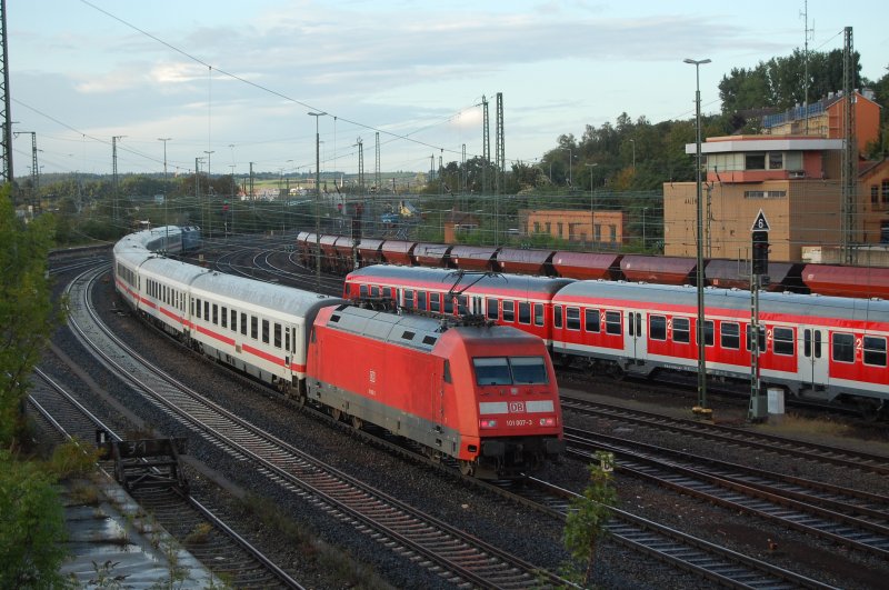 120 151-6 und 101 007-3 sorgten am Abend des 04.09.07 fr die ntige Power am IC 2163 von Karlsruhe HBF nach Nrnberg HBF, hier bei der Ausfahrt aus dem Bahnhof Aalen.