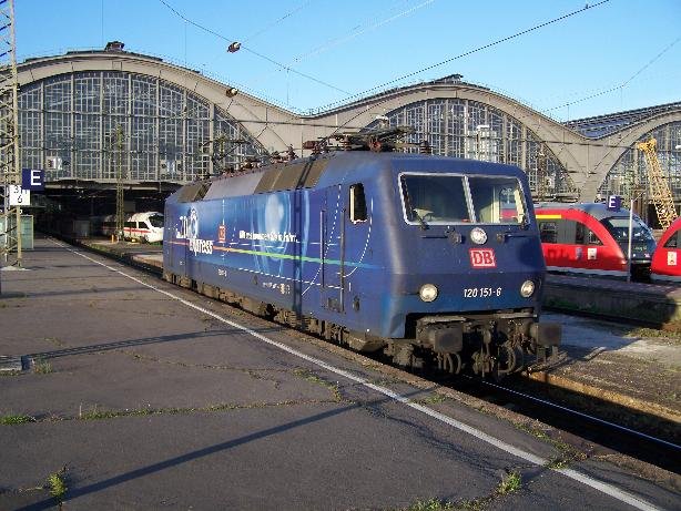 120 151-6 bei der Ausfahrt aus dem Bahnhof Leipzig Hbf. Zuvor brachte sie den Pbz 77652 nach Leipzig(Pbz nach LDL).