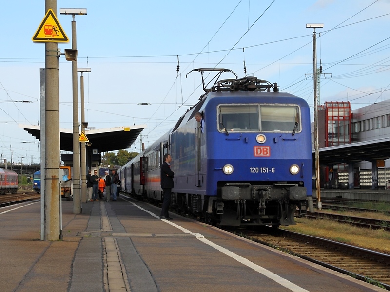 120 151-6 steht mit dem EC 340 abfahrbereit in Cottbus. (5.10.2009)