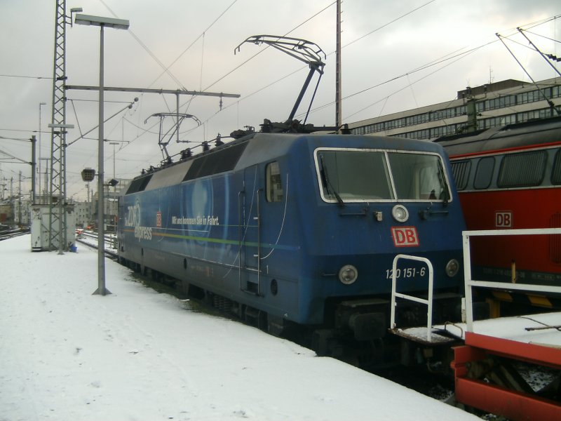 120 151-6 steht neben einer BR 218 in Hannover HBF am 02.01.2009