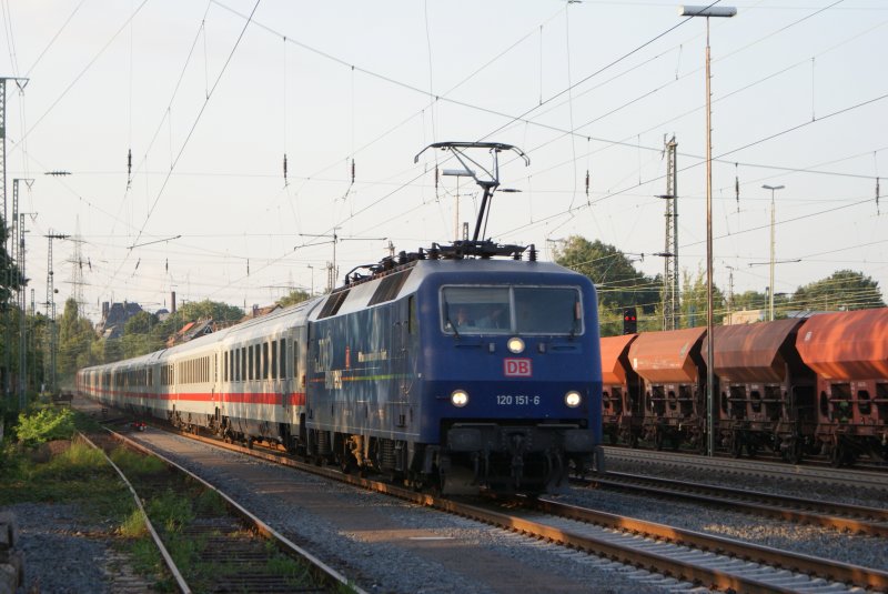 120 151-6  ZDF Express  + 120 133-4 mit dem IC 929 nach Nrnberg bei der Einfahrt in Solingen Hbf am 25.August 2008 Gru an den Tf !
