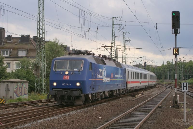 120 151-6  ZDF Express  mit dem IC 2024 in Dsseldorf Hbf am 20.07.2008