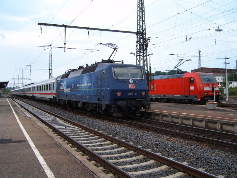 120 151-6  ZDF-Express  mit IC 2161 von Karlsruhe HBF nach Nrnberg HBF. Auf Gleis 3 macht 146 222-5 gerade Pause und wartet darauf, wann IC 2064 aus Nrnberg HBF nach Karlsruhe HBF endlich durchgefahren ist. Beide habe ich am 22.05.07 im Aalener Bahnhof fotografiert.