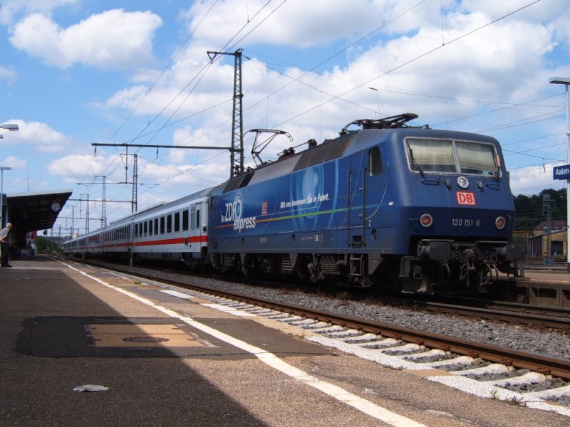 120 151-6  ZDF-Express  mit IC 2069 von Nrnberg HBF nach Karlsruhe HBF am 30.05.07 auf Gleis 2 des Aalener Bahnhofs.