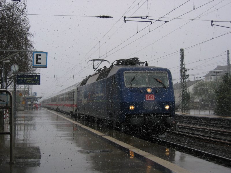 120 151-6  ZDF-Express  schiebt am 06.04.2008 den IC 2025 im verschneiten Solingen in den Hbf