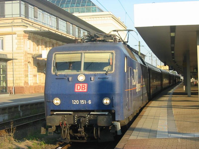 120-151 am 30.8.2005 mit dem IC 2052 von Stuttgart nach Saarbrcken. 