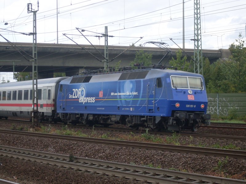 120 151 mit einem IC in Hamburg Harburg