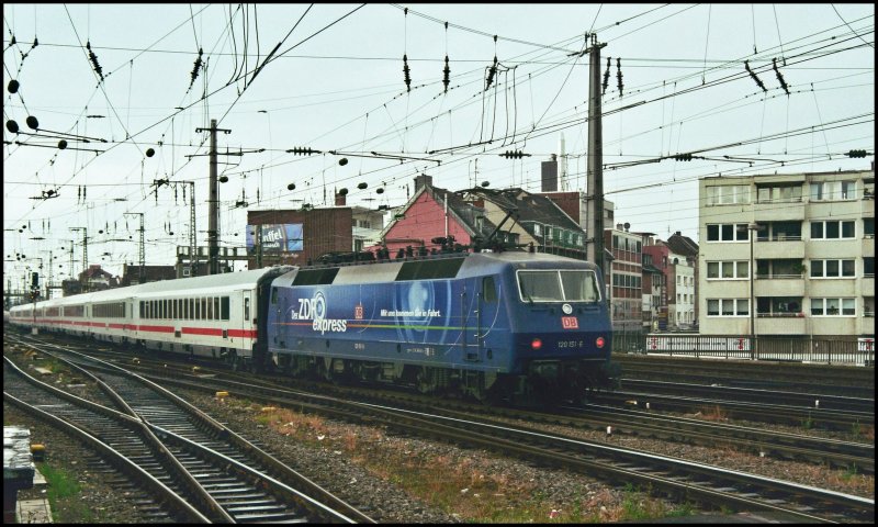 120 151 schiebt am 27.05.2007 den InterCity 2082 (Ersatzzug)  Knigssee  von Berchtesgaden nach Hamburg Altona, hier in Kln Hbf.