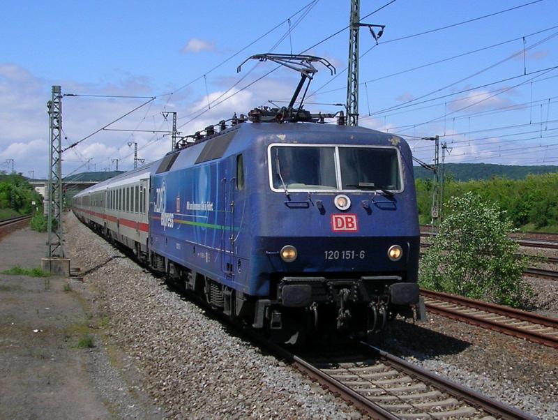120-151 war heute auerplanmig dem IC2069 Karlsruhe - Dresden vorgespannt. Das Bild zeigt die Lok kurz vor Vaihingen an der Enz. 19.5.06