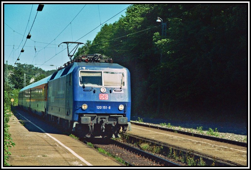 120 151  ZDF-Express  bringt den Autozug 1420 von Mnchen Ost nach Dsseldorf. Aufgenommen im Sommer 2006 in Dollnstein.