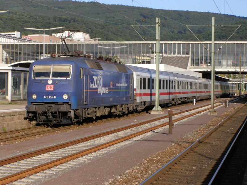 120 151 (ZDF Express) mit einem IC am 22.07.07 in Heidelberg.