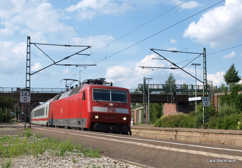 120 152-4 beim Zwischenhalt mit IC 2315 in Hamburg-Harburg am 6.07.09. Der Zug fhrt von Westerland/Sylt nach Frankfurt (M) Hbf.