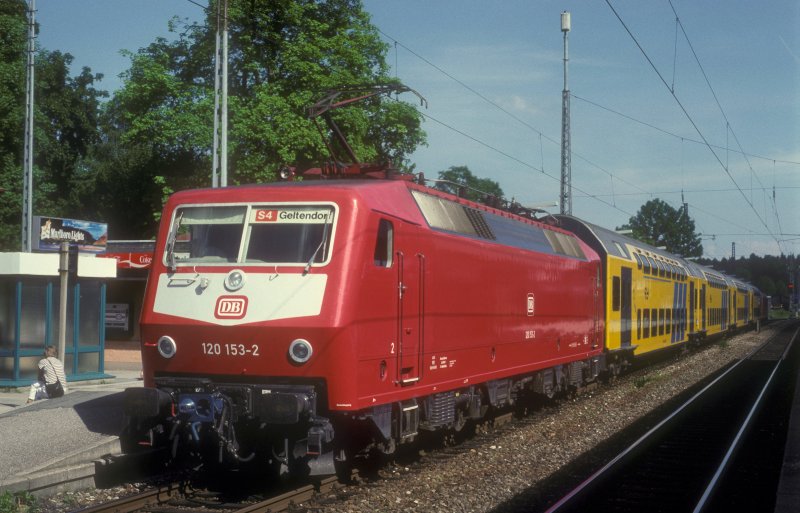 120 153  Kirchseeon  10.6.89  Die 120 151 und 153 fuhren einige Wochen mit NS-Doppelstockwagen auf der S4 in Mnchen fr Testzwecke.
