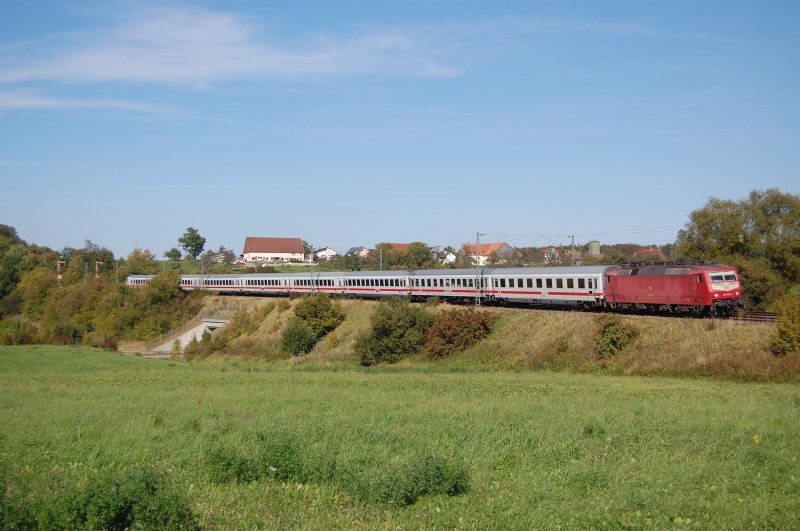 120 154-0 brachte am 30.09.07 den IC 2066 von Nrnberg HBF nach Karlsruhe HBF, hier in Hhe Aalen-Oberalfingen aufgenommen.