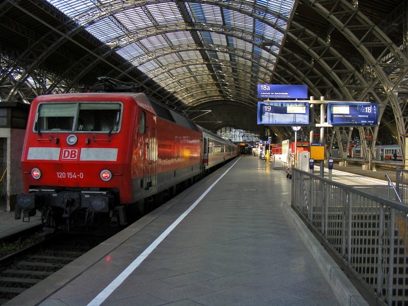 120 154-0 diente als Steuerwagen-Ersatz am D 79700 am 13.6.2009. Am anderen Ende hing 143 865-4. Es war der letzte Verkehrstag der ICE-Ersatzzge zwischen Dresden und Leipzig, hier ist dieser in Leipzig Hbf grade angekommen.