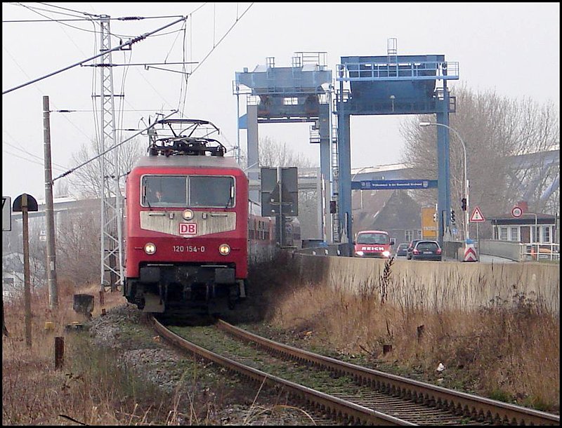 120 154-0 hat mit NZ 1449 gerade die Ziegelgrabenbrcke berquert. Weiter geht es nach Binz auf der Insel Rgen. (am 17.02.07)