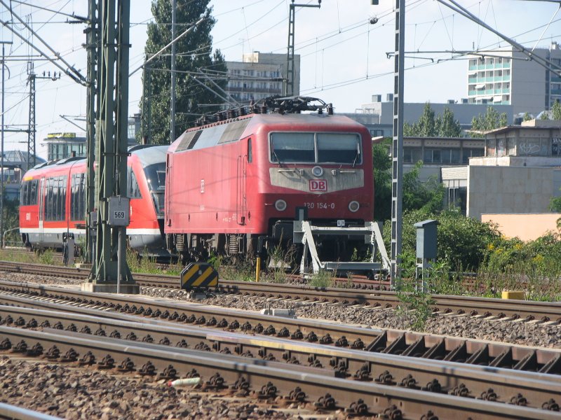 120 154-0 macht eine Ruhepause beim Dresdner-HBF.Dahinter steht noch ein 642er.24.08.07.