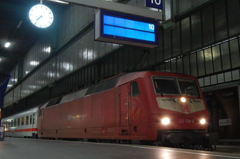 120 154-0 stand am Abend des 13.10.07 mit einer IC-Garnitur auf Gleis 10 des Stuttgarter HBFs.