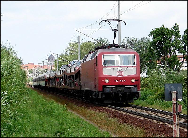 120 154-0 vor dem Autozug 1436 nach Dortmund.   (Stralsund am 17.06.06) 