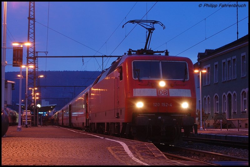 120 154-2 steht am Abend des 03.01.07 mit IC 2161 nach Nrnberg Hbf auf Gleis 2 des Aalener Bahnhofs. Im Schiebedinst fr den besagten Fernzug war an diesem bewlkten Wintertag 101 035-4 eingeteilt.