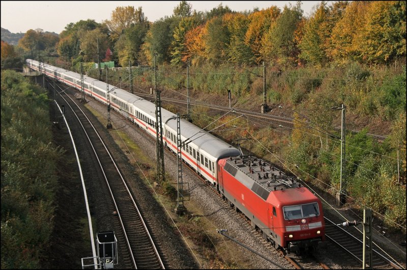 120 154 bringt den IC 928, N�rnberg Hbf - Hamburg-Altona, bei Bochum in Richtung Dortmund. (13.10.2008)

