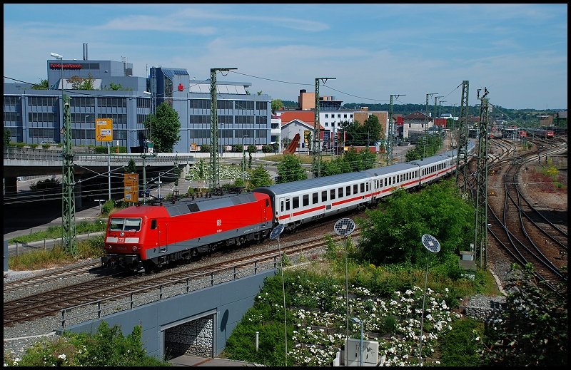 120 154 ist mit ihrer neuen (vr) Lackierung nach Nnrberg Hbf unterwges. Diesmal endete die Fahrt jedoch in Ansbach, da zwischen Nrnberg und Ansbach Gleisbaurbeiten statt fanden. Aufgenommen am 22.Juni 2008 bei der Einfahrt in Aalen.
