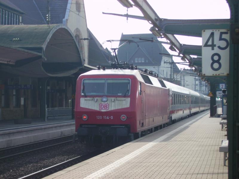 120 154 schiebt ihren IC am 24.2.06 durch Worms.