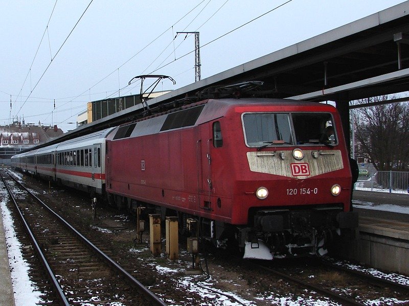 120 154 steht abfahrbereit, am 11.02.07, im Hbf Stralsund.