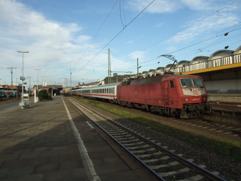 120 155-7 als Schublok des IC2112 nach Hamburg.Als Zuglok fungierte eine 101 vor dem Steuerwagen.Koblenz 8.11.08