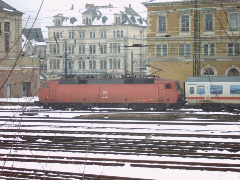 120 155-7 fhrt mit ihrem IC von Chemnitz in Richtung Karlsruhe weiter