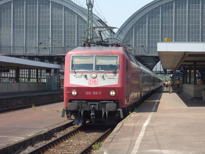 120 155-7 steht am 25.06.06 abfahrbereit in Karlsruhe HBF. Sie zieht den Intercity 65 von Paris -EST nach Mnchen. Der zug wird als Sandwish gefahren da hinten die BR 101 076-8 drckt. 