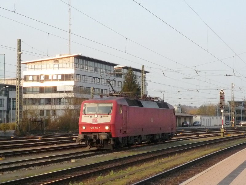 120 155-7 steht in Singen/Htw bereit fr den IC 488 aus Zrich HB nach Stuttgart Hbf. 09.04.09