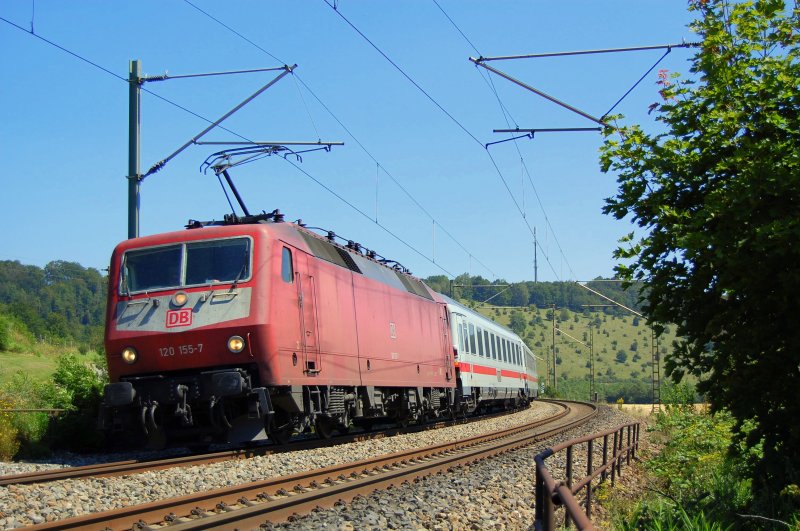 120 155-7 zieht am 01.08.07 den IC 2298 von Salzburg HBF nach Frankfurt(Main)HBF, hier in Urspring, in der Nhe von Ulm aufgenommen. Am Zugende schob noch 101 056-0 mit.