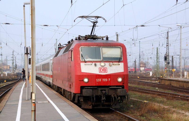 120 155 erreicht mit einem IC den Leipziger Hbf. Im Vordergrund steht Valentin und hat als erster von uns das Highlight des Tages schon erblickt.