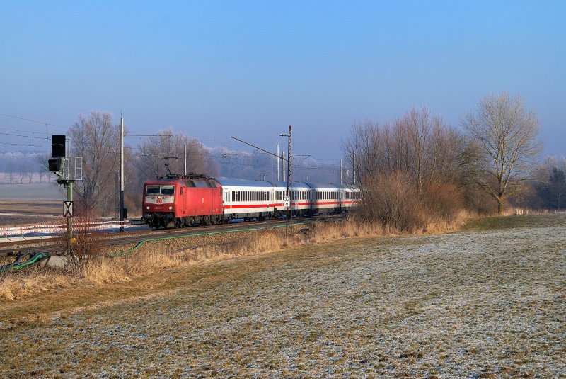 120 155 mit IC 1888 bei Mammendorf (11.01.2009)