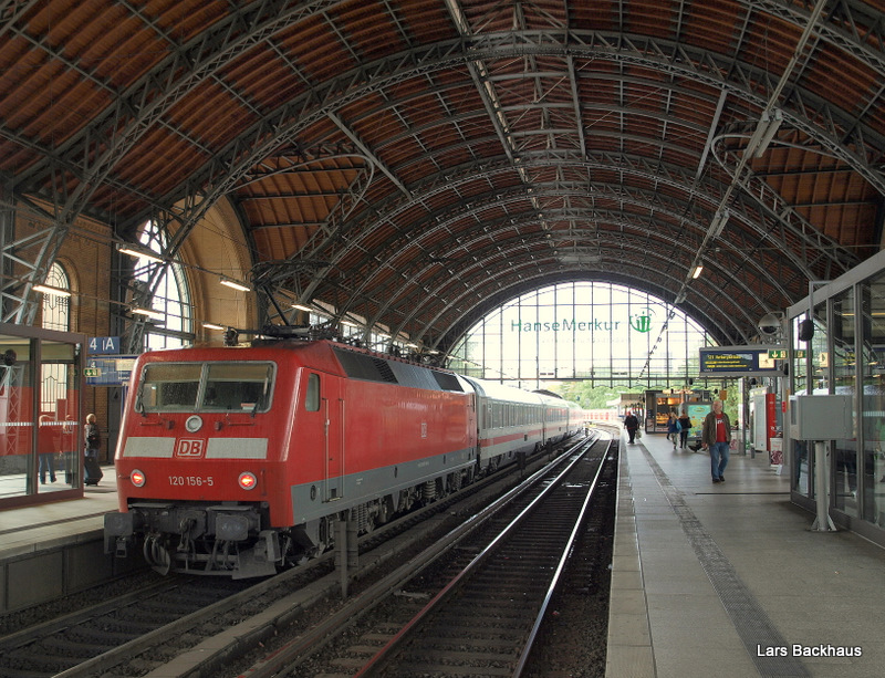 120 156-5 steht am 29.08.09 mit dem IC 2478 aus Stuttgart Hbf in der schnen, restaurierten Bahnhofshalle von Hamburg-Dammtor und wartet auf die Fahrtfreigabe Richtung Hamburg-Altona.