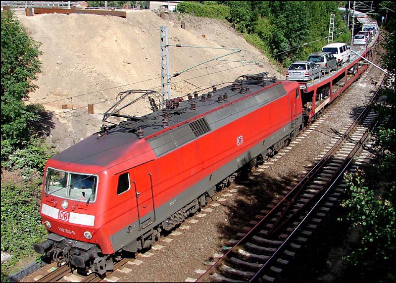 120 156-5 vor dem AZ1436 in der  Sassnitzer Kurve  in Stralsund. (am 15.07.06)
